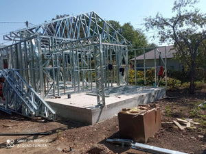 Montage de la structure métallique pour une maison de plain-pied de 84 mètres carrés à Sinesti thumbnail