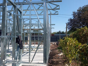 Montage de la structure métallique pour une maison de plain-pied de 84 mètres carrés à Sinesti thumbnail