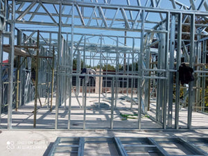 Montage de la structure métallique pour une maison de plain-pied de 84 mètres carrés à Sinesti thumbnail