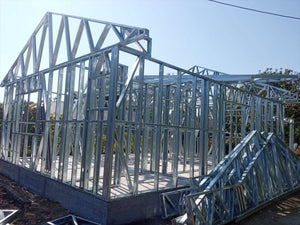 Montage de la structure métallique pour une maison de plain-pied de 84 mètres carrés à Sinesti thumbnail
