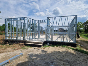Montage de la structure métallique pour une maison de plain-pied de modèle 130-093 dans la commune de Snagov thumbnail