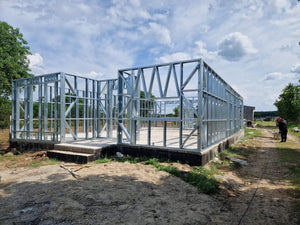 Montage de la structure métallique pour une maison de plain-pied de modèle 130-093 dans la commune de Snagov thumbnail
