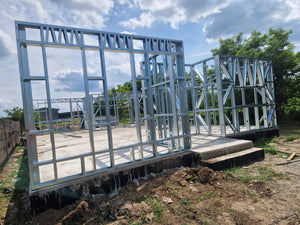 Montage de la structure métallique pour une maison de plain-pied de modèle 130-093 dans la commune de Snagov thumbnail