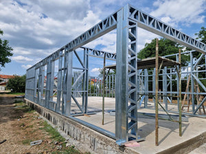 Montage de la structure métallique pour une maison de plain-pied de modèle 130-093 dans la commune de Snagov thumbnail