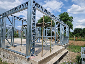 Montage de la structure métallique pour une maison de plain-pied de modèle 130-093 dans la commune de Snagov thumbnail