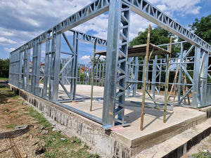 Montage de la structure métallique pour une maison de plain-pied de modèle 130-093 dans la commune de Snagov thumbnail