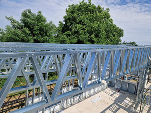 Montage de la structure métallique pour une maison de plain-pied de modèle 130-093 dans la commune de Snagov thumbnail