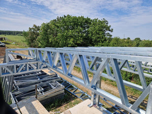 Montage de la structure métallique pour une maison de plain-pied de modèle 130-093 dans la commune de Snagov thumbnail
