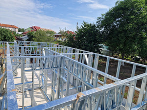 Montage de la structure métallique pour une maison de plain-pied de modèle 130-093 dans la commune de Snagov thumbnail