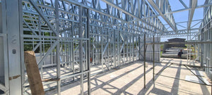 Montage de la structure métallique pour une maison de plain-pied de modèle 130-093 dans la commune de Snagov thumbnail