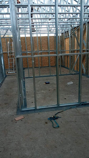 Montage de la structure métallique de la maison et revêtement extérieur en OSB de 15 mm thumbnail