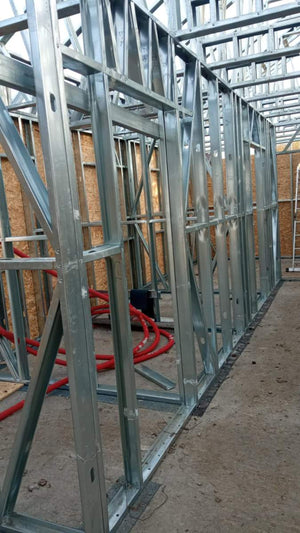 Montage de la structure métallique de la maison et revêtement extérieur en OSB de 15 mm thumbnail