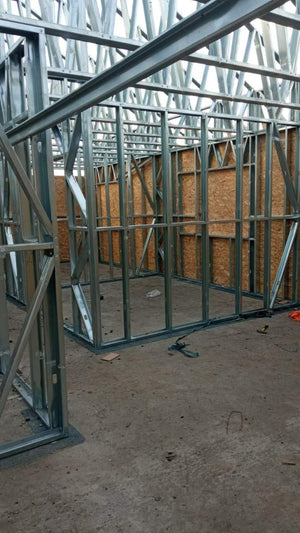 Montage de la structure métallique de la maison et revêtement extérieur en OSB de 15 mm thumbnail