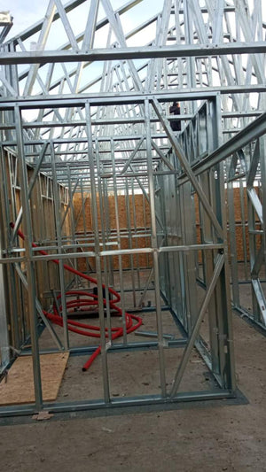 Montage de la structure métallique de la maison et revêtement extérieur en OSB de 15 mm thumbnail