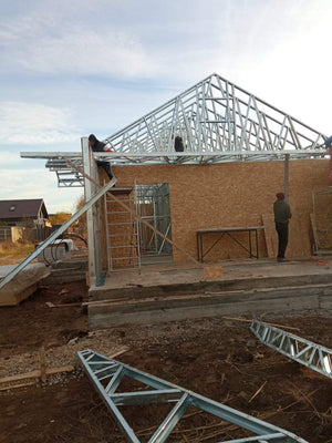 Montage de la structure métallique de la maison et revêtement extérieur en OSB de 15 mm thumbnail