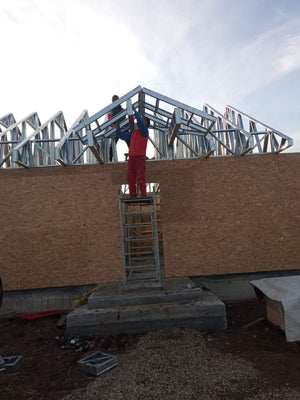 Montage de la structure métallique de la maison et revêtement extérieur en OSB de 15 mm thumbnail