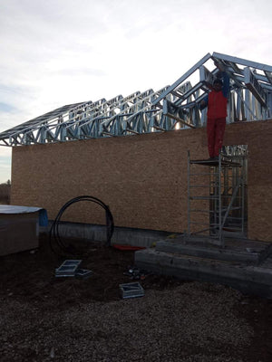 Montage de la structure métallique de la maison et revêtement extérieur en OSB de 15 mm thumbnail