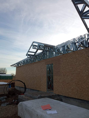 Montage de la structure métallique de la maison et revêtement extérieur en OSB de 15 mm thumbnail
