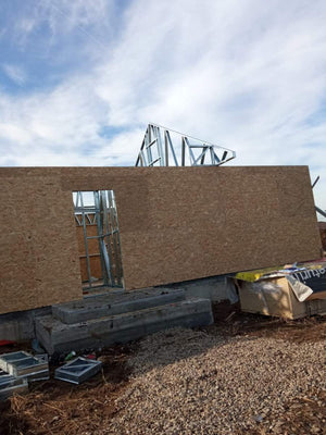 Montage de la structure métallique de la maison et revêtement extérieur en OSB de 15 mm thumbnail