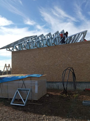 Montage de la structure métallique de la maison et revêtement extérieur en OSB de 15 mm thumbnail