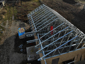 Montage de la structure métallique de la maison et revêtement extérieur en OSB de 15 mm thumbnail