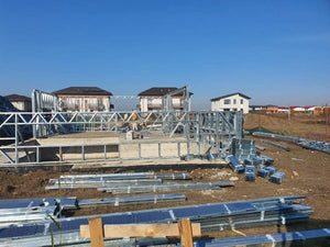 Montage de la structure métallique pour le sous-sol et le rez-de-chaussée d'une maison à deux étages thumbnail