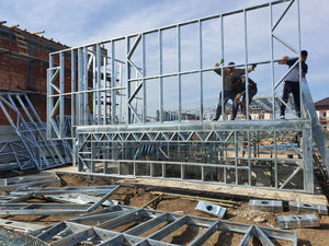Montage de la structure métallique pour le sous-sol et le rez-de-chaussée d'une maison à deux étages thumbnail