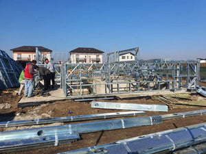 Montage de la structure métallique pour le sous-sol et le rez-de-chaussée d'une maison à deux étages thumbnail