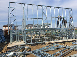 Montage de la structure métallique pour le sous-sol et le rez-de-chaussée d'une maison à deux étages thumbnail