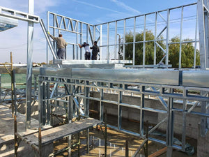 Montage de la structure métallique pour le sous-sol et le rez-de-chaussée d'une maison à deux étages thumbnail