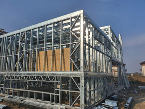 Montage de la structure métallique pour le sous-sol et le rez-de-chaussée d'une maison à deux étages thumbnail