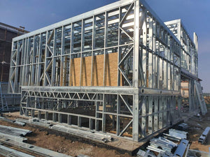Montage de la structure métallique pour le sous-sol et le rez-de-chaussée d'une maison à deux étages thumbnail
