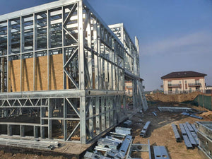 Montage de la structure métallique pour le sous-sol et le rez-de-chaussée d'une maison à deux étages thumbnail