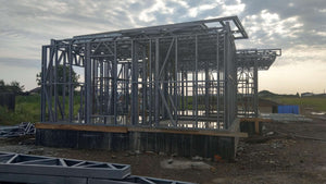 Montage de la structure métallique en cours pour un projet de maison de 190 mètres carrés thumbnail