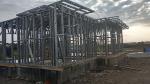 Montage de la structure métallique en cours pour un projet de maison de 190 mètres carrés thumbnail