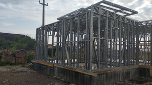 Montage de la structure métallique en cours pour un projet de maison de 190 mètres carrés thumbnail