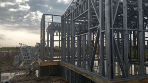 Montage de la structure métallique en cours pour un projet de maison de 190 mètres carrés thumbnail