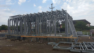 Montage de la structure métallique en cours pour un projet de maison de 190 mètres carrés thumbnail