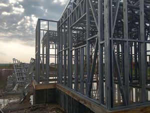 Montage de la structure métallique en cours pour un projet de maison de 190 mètres carrés thumbnail