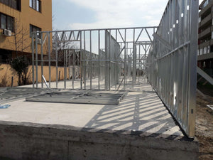 Montage de la structure métallique pour le rez-de-chaussée d'un projet de halle de 480 mètres carrés thumbnail