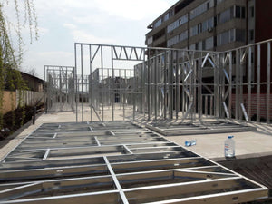 Montage de la structure métallique pour le rez-de-chaussée d'un projet de halle de 480 mètres carrés thumbnail