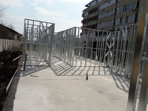 Montage de la structure métallique pour le rez-de-chaussée d'un projet de halle de 480 mètres carrés thumbnail