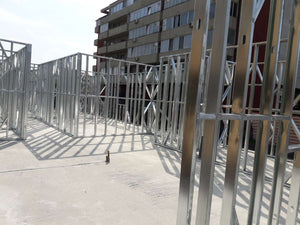Montage de la structure métallique pour le rez-de-chaussée d'un projet de halle de 480 mètres carrés thumbnail