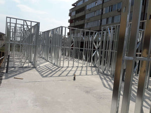 Montage de la structure métallique pour le rez-de-chaussée d'un projet de halle de 480 mètres carrés thumbnail