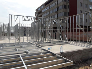 Montage de la structure métallique pour le rez-de-chaussée d'un projet de halle de 480 mètres carrés thumbnail