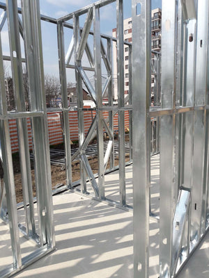 Montage de la structure métallique pour le rez-de-chaussée d'un projet de halle de 480 mètres carrés thumbnail