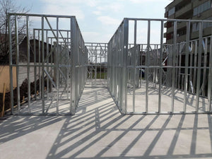 Montage de la structure métallique pour le rez-de-chaussée d'un projet de halle de 480 mètres carrés thumbnail