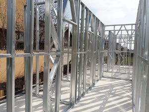Montage de la structure métallique pour le rez-de-chaussée d'un projet de halle de 480 mètres carrés thumbnail