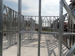 Montage de la structure métallique pour le rez-de-chaussée d'un projet de halle de 480 mètres carrés thumbnail