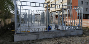 Montage de la structure métallique pour le rez-de-chaussée d'un projet de halle de 480 mètres carrés thumbnail
